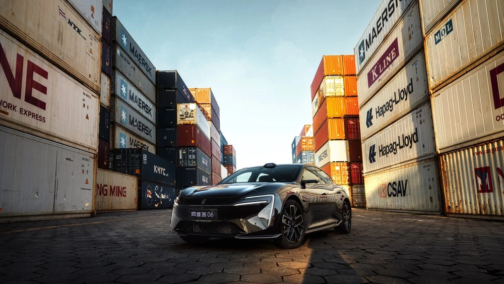 Седан Avatr 06 сбоку спереди в порту