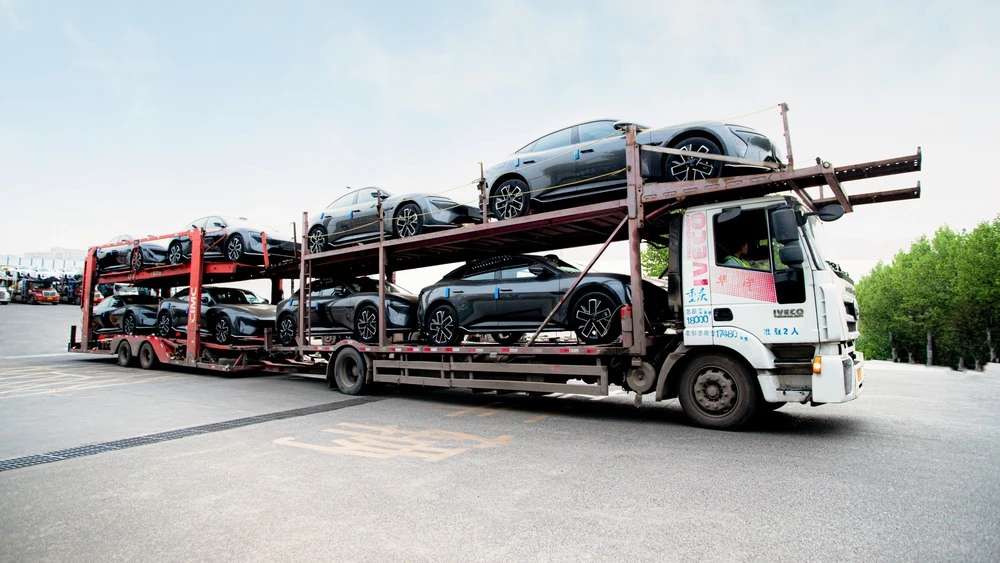 Седан Avatr 06 на автовозе