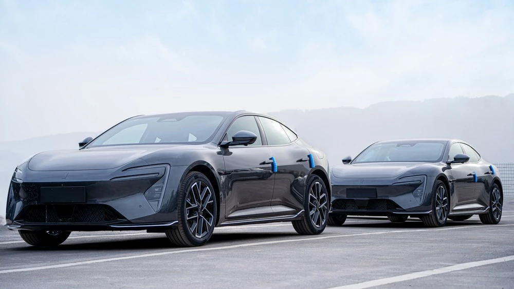 Седаны Avatr 06 сбоку