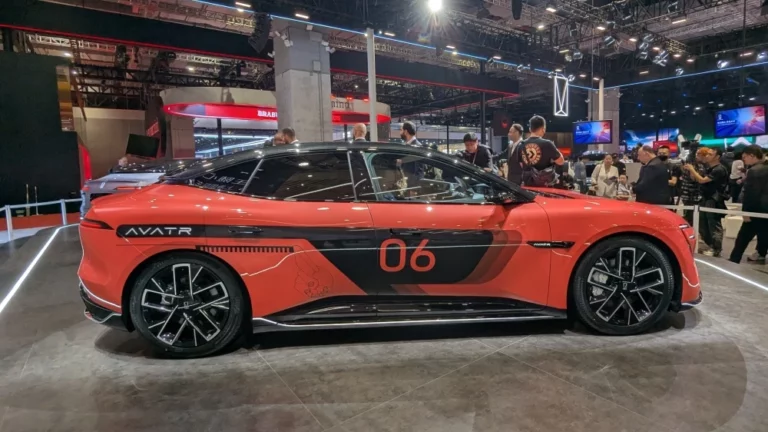 Avatr 06 сбоку шанхай 2025 шанхайский автосалон новинки в Россию