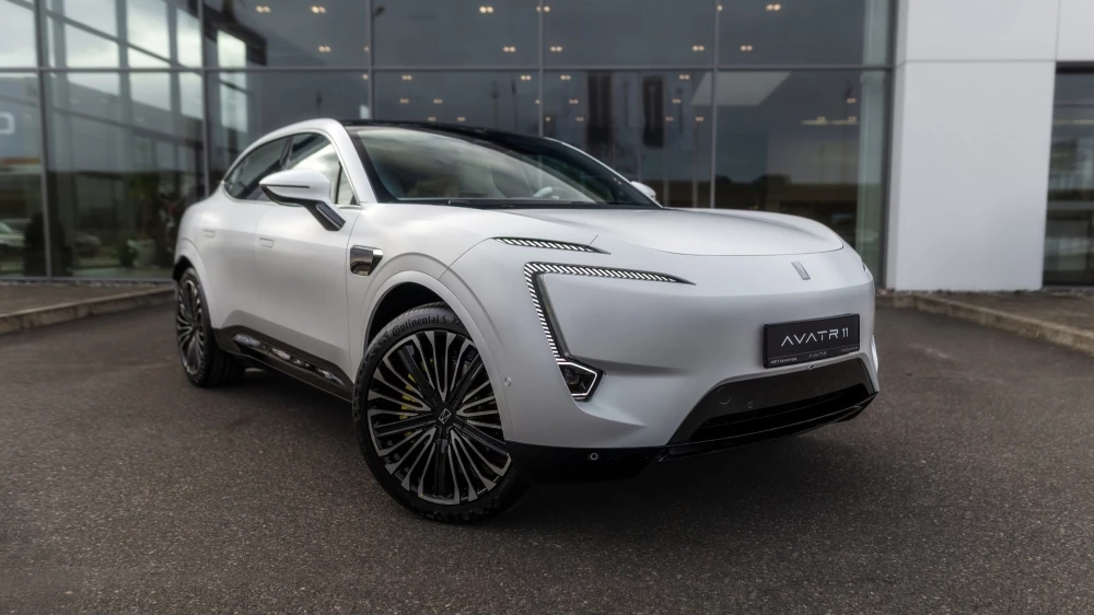 Avatr 11 у дилера калининград сбоку спереди в автосалоне новый купить официально цены