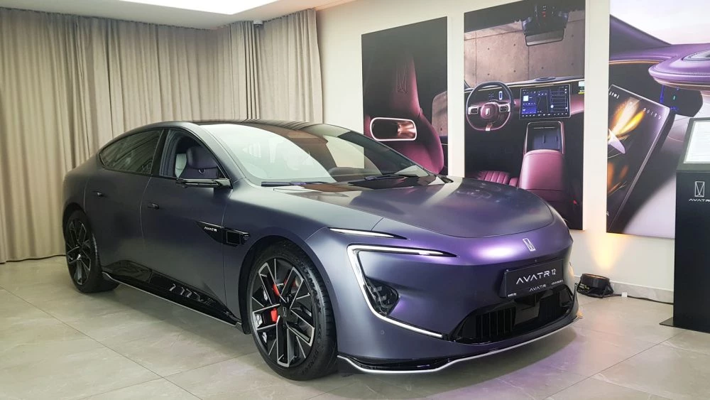 Седан Avatr 12 в Беларуси у дилера в автосалоне официальный сбоку спереди