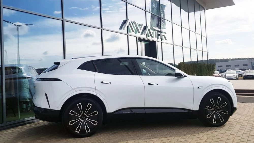 Кроссовер Avatr 07 в Беларуси у дилера в автосалоне официальный сбоку