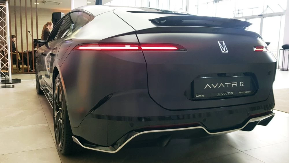 Седан Avatr 12 в Беларуси у дилера в автосалоне официальный сзади