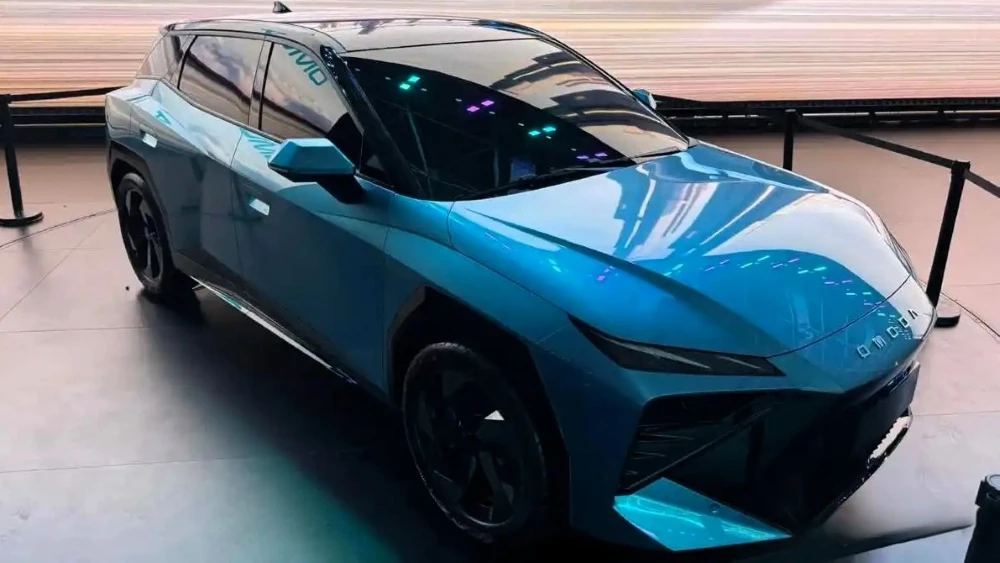 Кроссовер Omoda C3 сбоку спереди в Китае