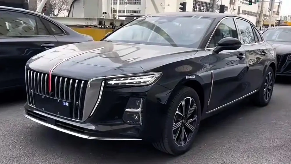 Седан Hongqi H5 PHEV сбоку спереди