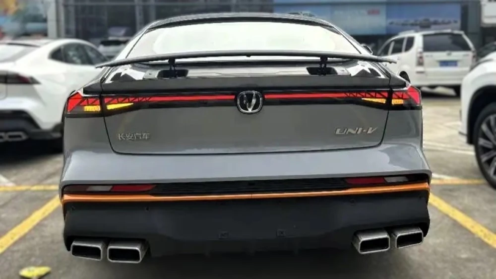 Changan Uni-V обновленный новый 2025 у дилера сзади