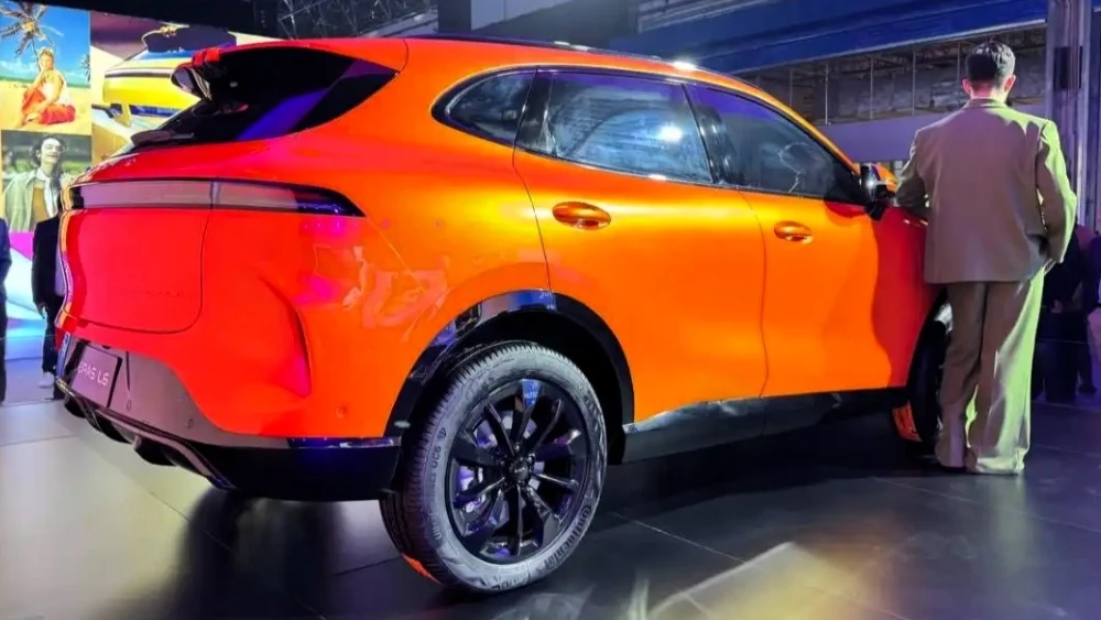 Кроссовер Lepas L6 сбоку сзади в Китае