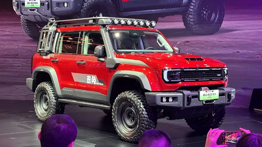 BAIC BJ40 Chitu Edition шанхай шанхайский автосалон 2025 сбоку спереди