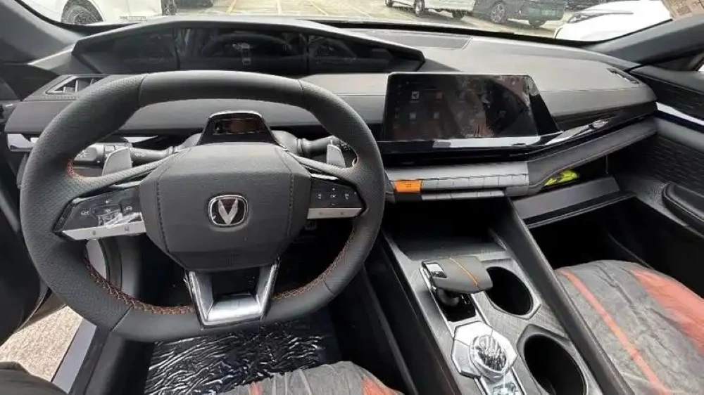 Changan Uni-V обновленный новый 2025 у дилера интерьер