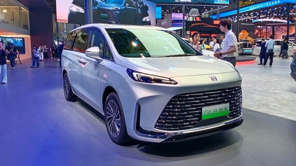 Минивэн Buick GL8 сбоку спереди