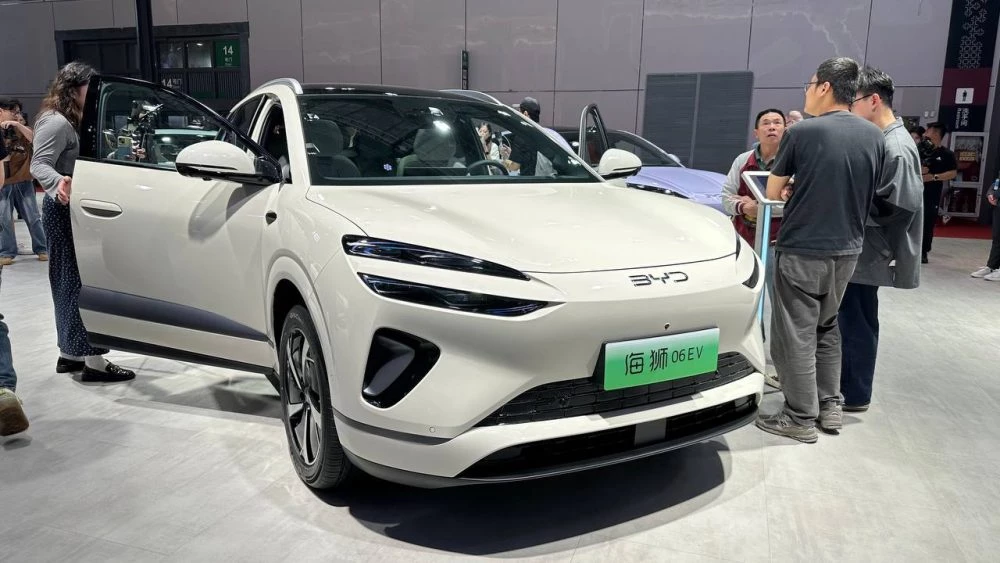 Электрический кроссовер BYD Sealion 06 EV сбоку сзади шанхай автосалон шанхайский