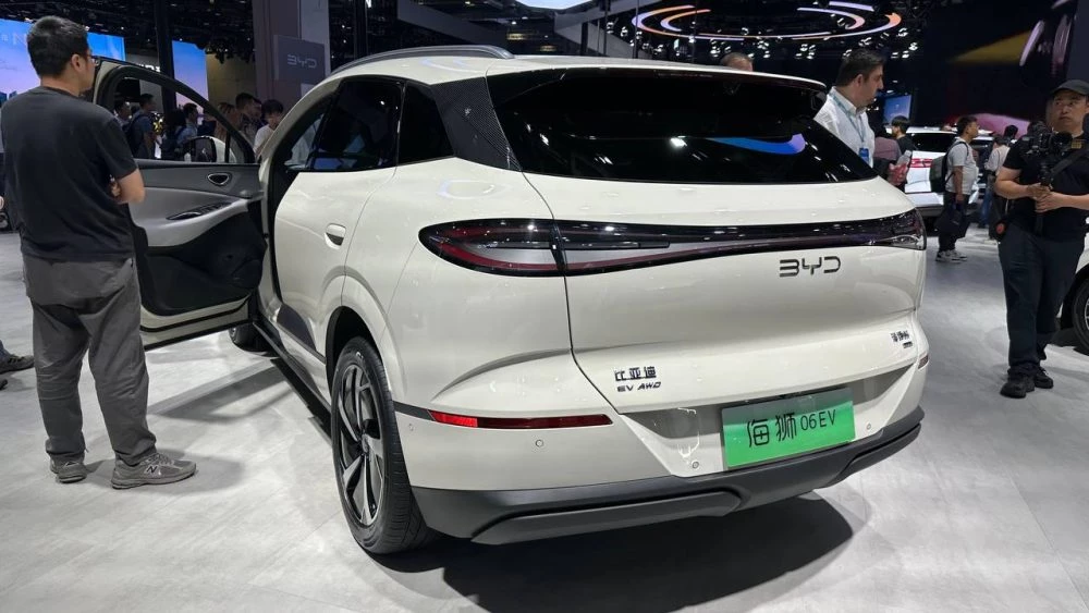 Электрический кроссовер BYD Sealion 06 EV сбоку сзади шанхай автосалон шанхайский