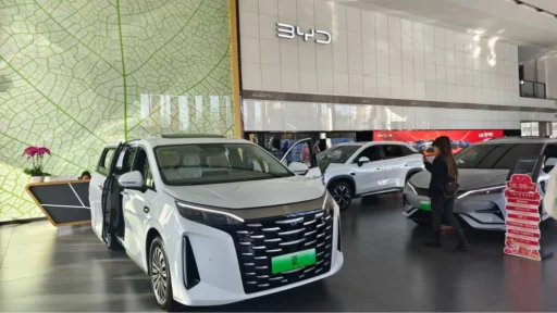 дилерский центр byd в китае bya xia минивэн белый сбоку спереди