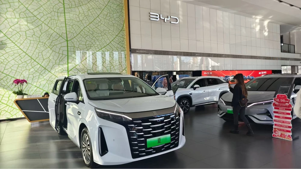 дилерский центр byd в китае bya xia минивэн белый сбоку спереди