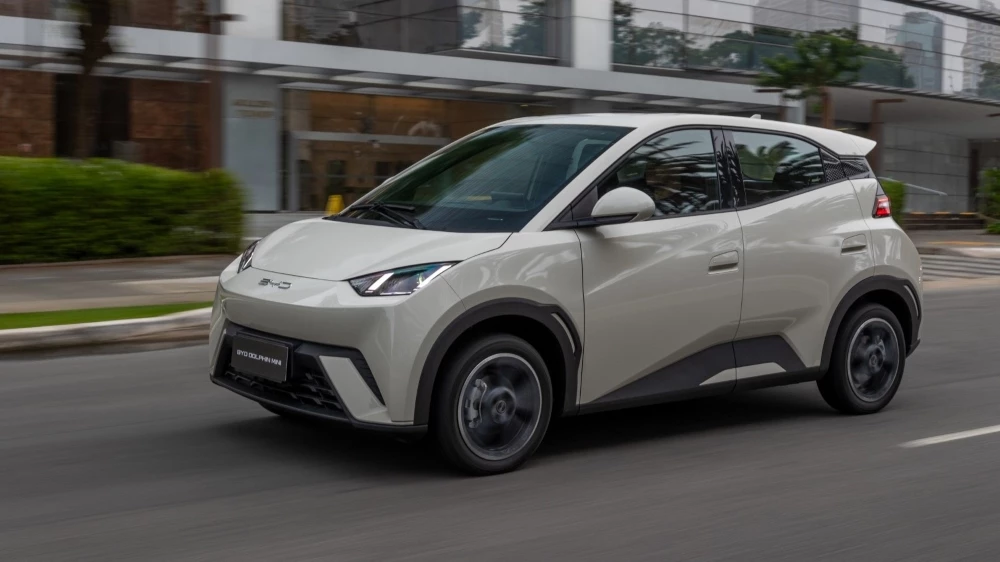 BYD Seagull Dolphin Mini WCOTY Всемирный автомобиль года сбоку спереди