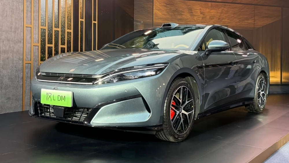 Седан BYD Han L сбоку спереди