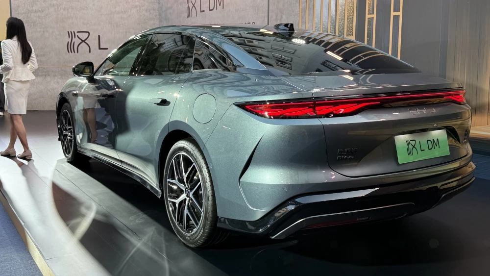 Седан BYD Han L сбоку сзади