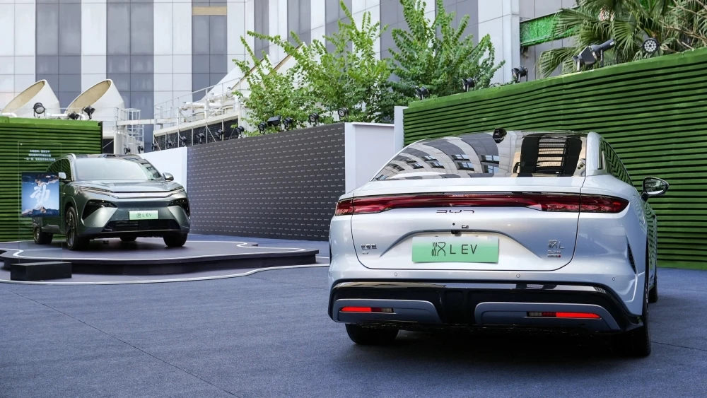 Седан BYD Han L и кроссовер Tang L