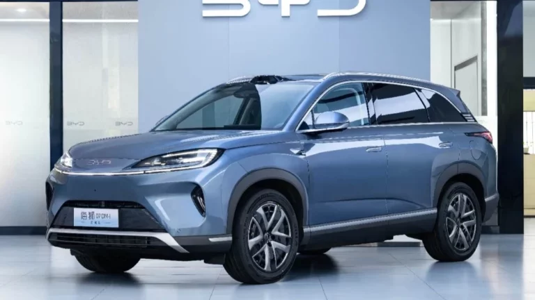 BYD Sea Lion 07 DM-i у дилера в китае в автосалоне сбоку спереди