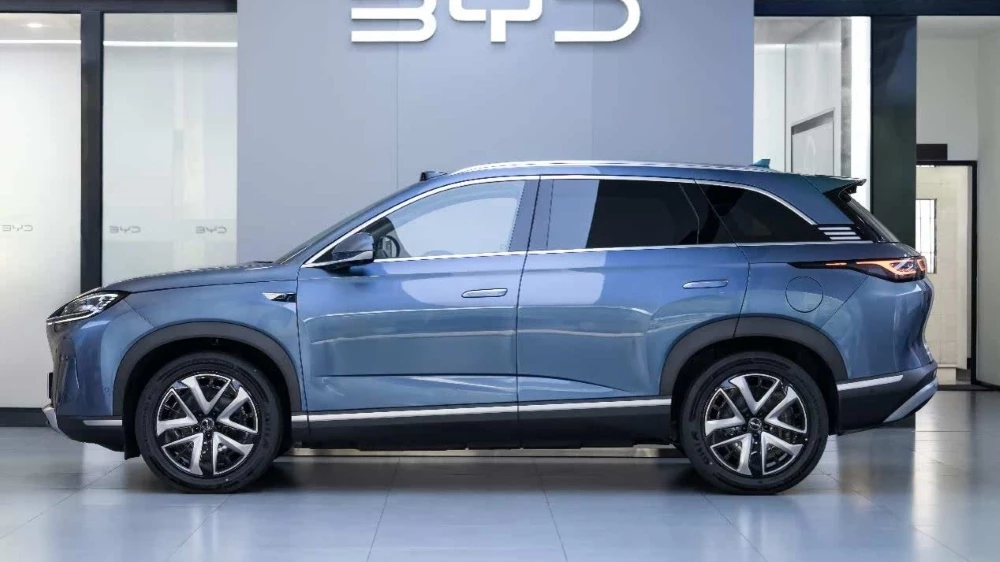 BYD Sea Lion 07 DM-i у дилера в китае в автосалоне сбоку