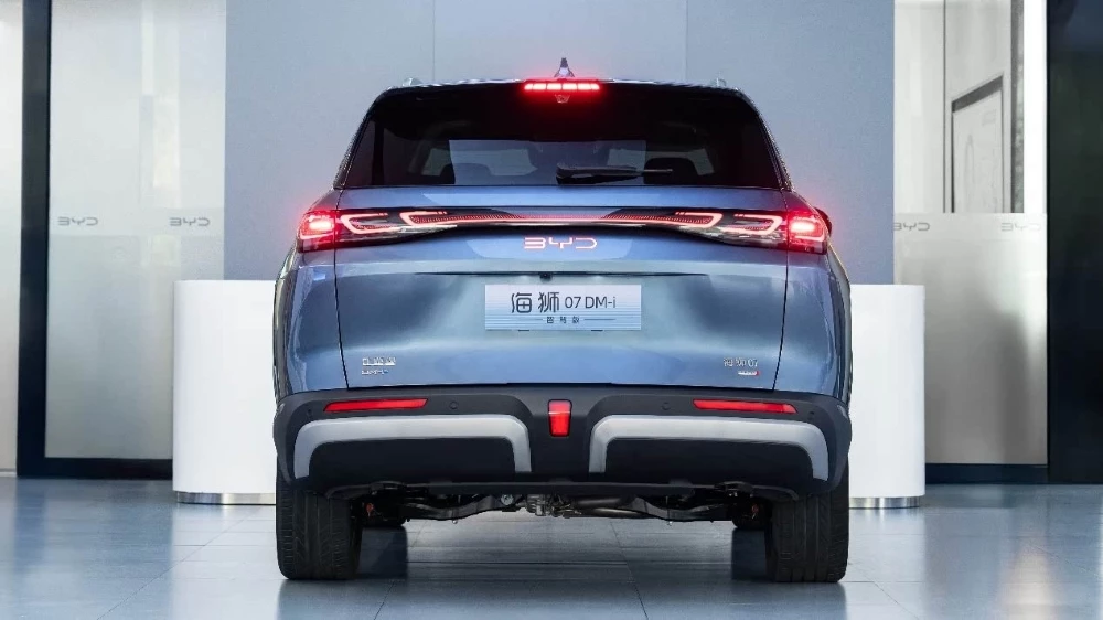 BYD Sea Lion 07 DM-i у дилера в китае в автосалоне сзади