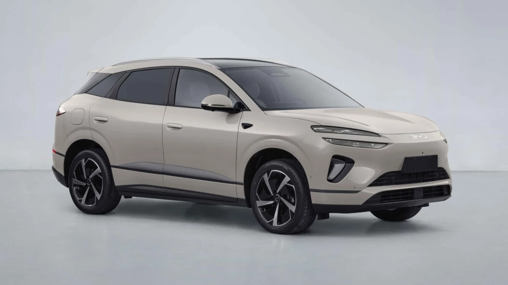 Гибридный кроссовер BYD Sealion 06 DM-i сбоку спереди