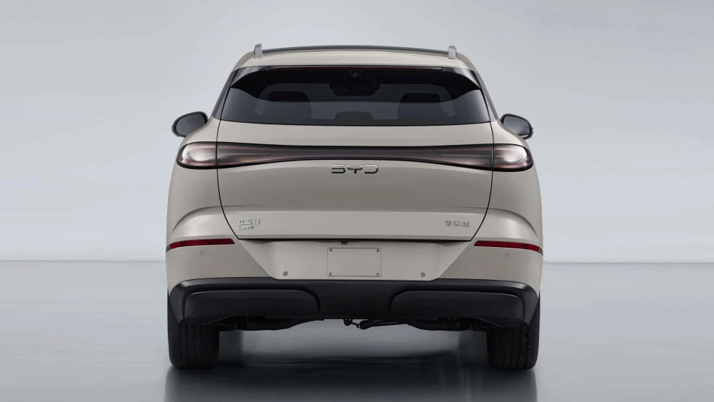 Гибридный кроссовер BYD Sealion 06 DM-i сзади