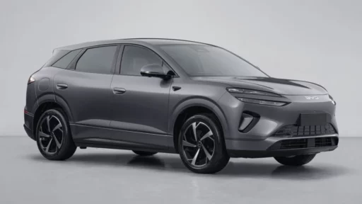 Электрический кроссовер BYD Sealion 06 EV спереди сбоку