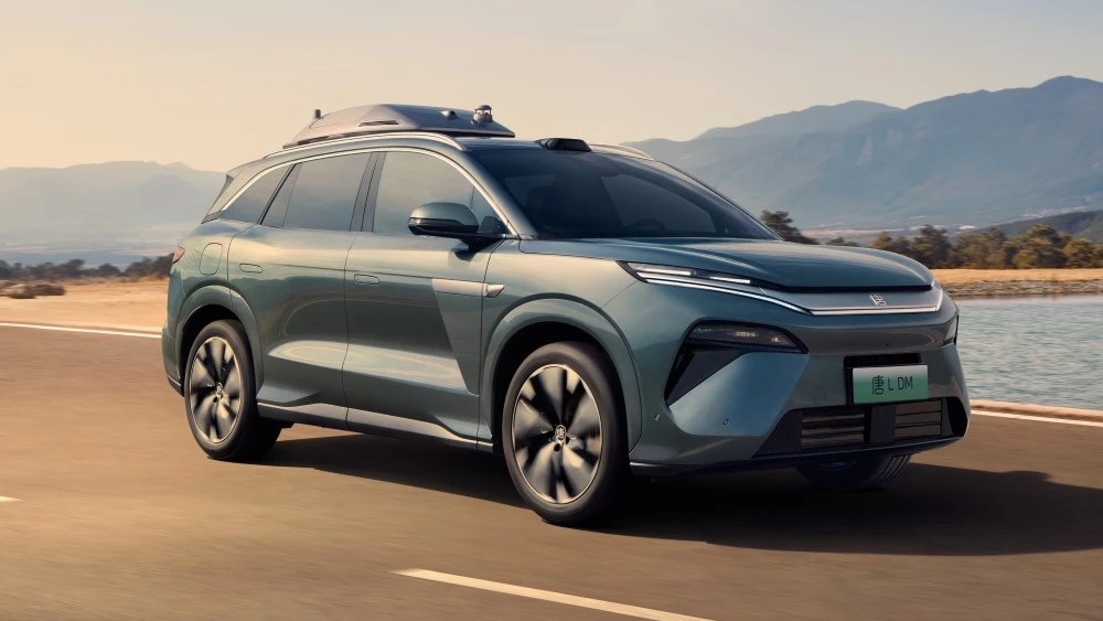 BYD Tang L сбоку спереди