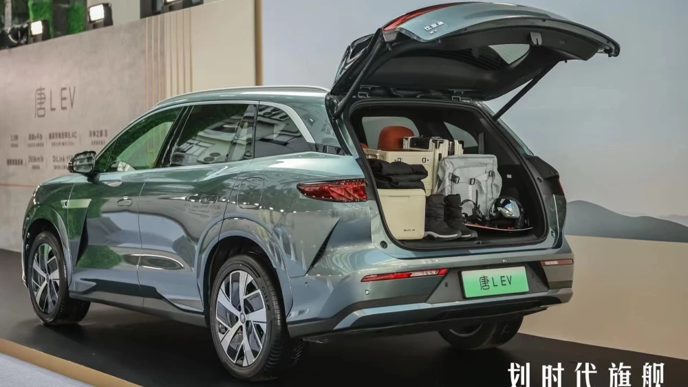 Кроссовер BYD Tang L сзади сбоку открыт багажник