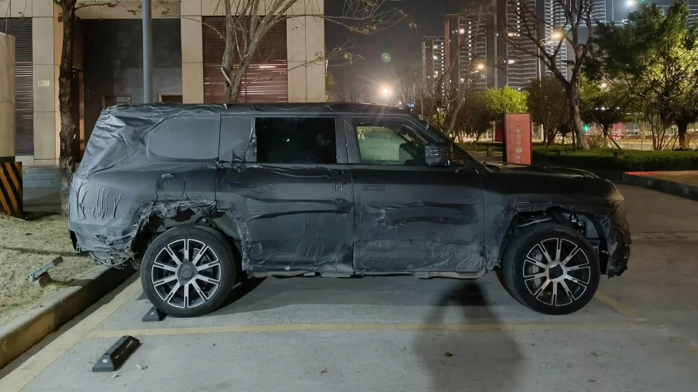 BYD YangWang U8L удлиненный кузов сбоку