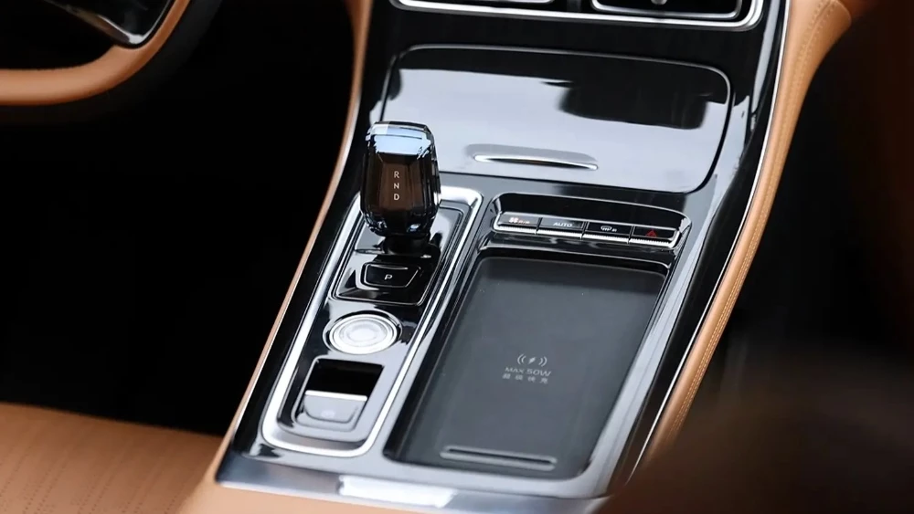 новый Geely Atlas 2025 салон интерьер