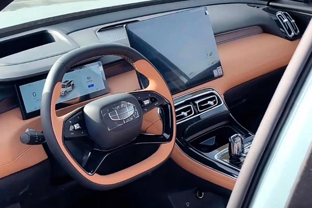 кроссовер Geely Atlas четвертого поколения салон интерьер