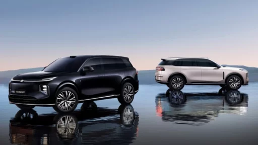Гибридный кроссовер Changan Qiyuan Q07 спереди сбоку