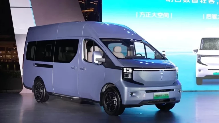 Микроавтобус Changan Kaicene V919 сбоку спереди