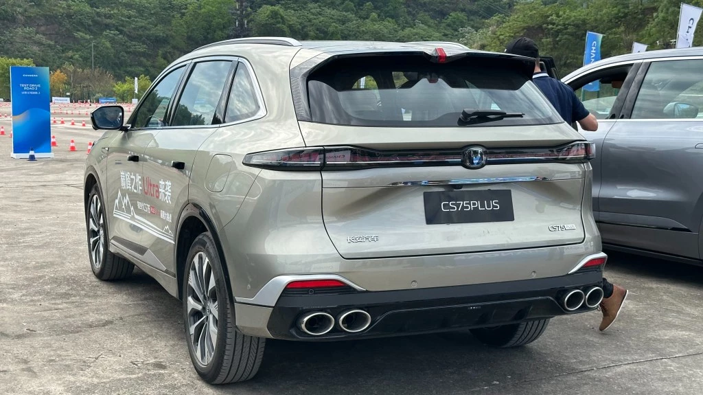 Changan CS75 Plus четвертого поколения новый в Китае сбоку сзади