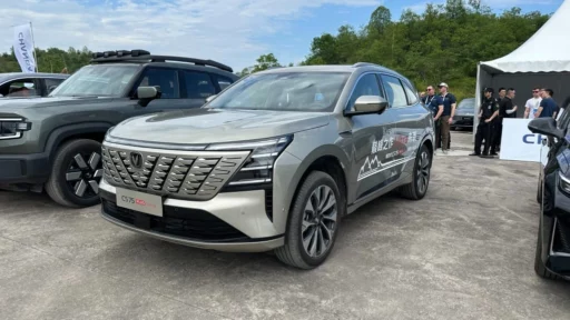 Changan CS75 Plus четвертого поколения новый в Китае сбоку спереди