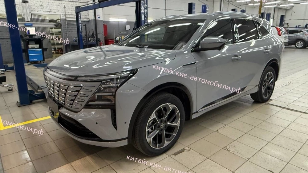 Changan CS75 Plus четвертого поколения в России сбоку спереди у дилера на сервисе