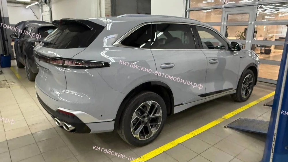 Changan CS75 Plus четвертого поколения в России сбоку сзади у дилера на сервисе