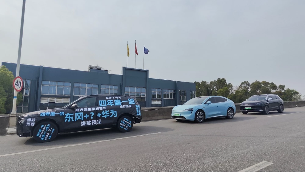 changan dongfeng huawei кроссовер сбоку спереди камуфляж luxeed r7 aito m7