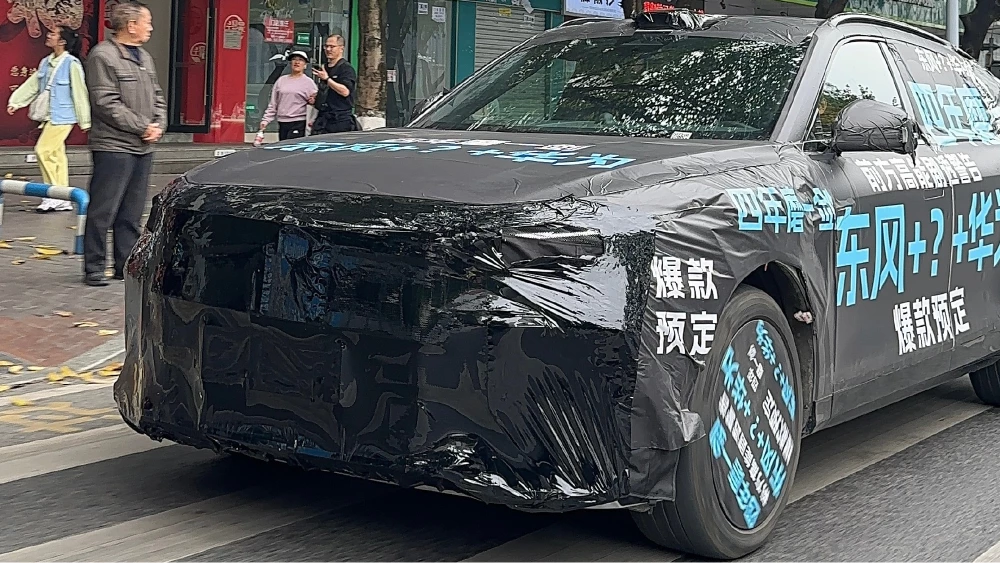 Сообразили на троих. В Китае заметили первый автомобиль от Changan, Dongfeng и Huawei changan dongfeng huawei кроссовер сбоку спереди камуфляж