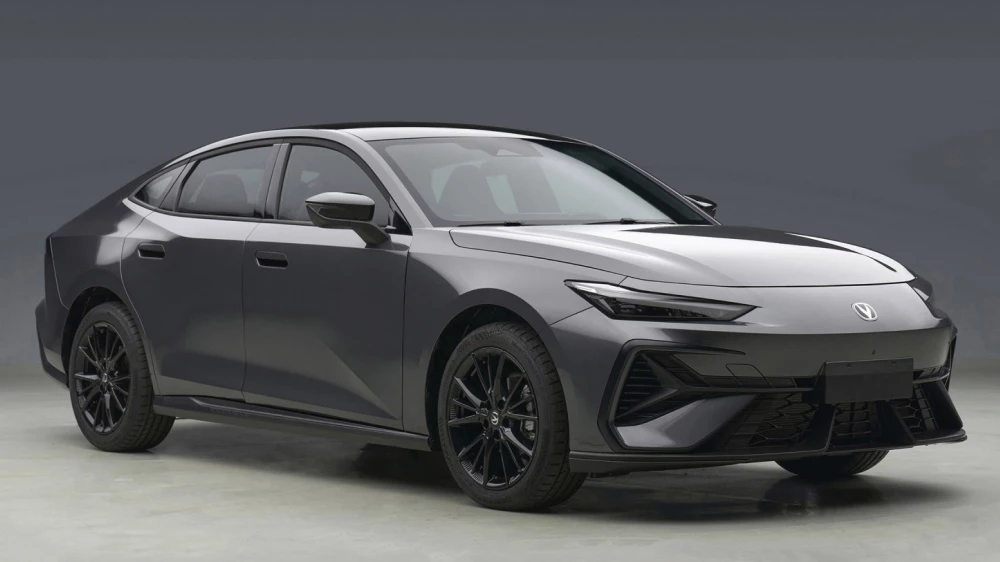 Как Urus, но лифтбек? Обновленный Changan Uni-V показали в Китае до старта продаж changan uni-v лифтбек сбоку спереди обновленный серый лифтбек 1,5-литровый мотор