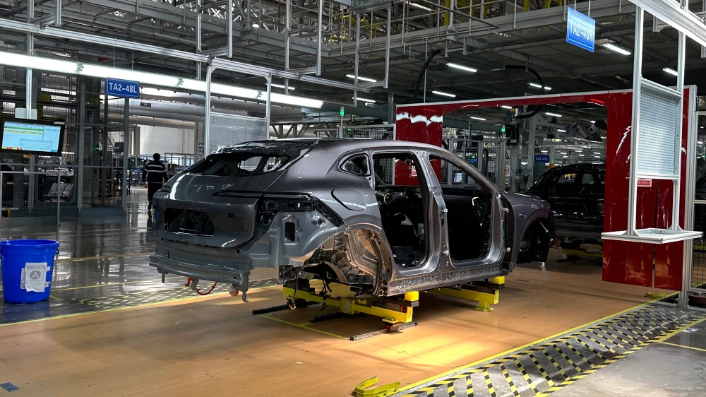 кроссовер avatr 07 фиолетовый сбоку сзади на заводе changan