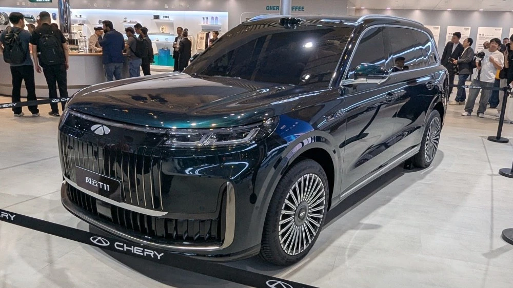 Кроссовер Chery Fulwin T11 сбоку спереди шанхай шанхайский автосалон 2025
