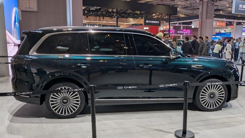 Кроссовер Chery Fulwin T11 сбоку шанхай шанхайский автосалон 2025