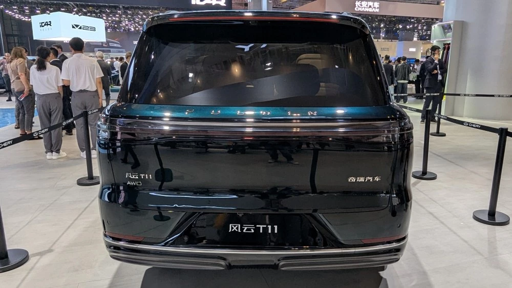 Кроссовер Chery Fulwin T11 сзади шанхай шанхайский автосалон 2025