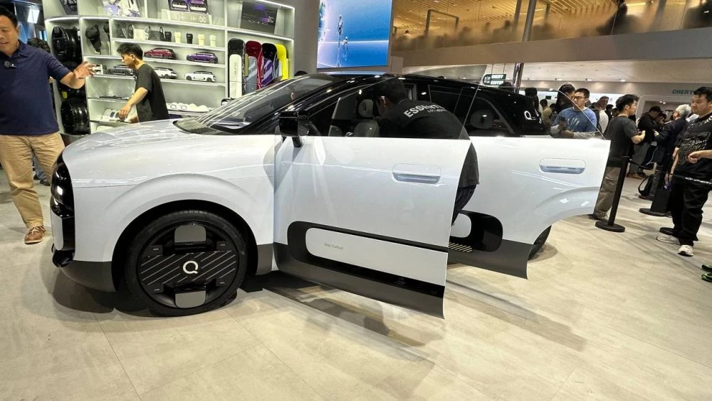 Концепт-кар Chery QQ Qurio сбоку в Шанхае на шанхайском автосалоне 2025