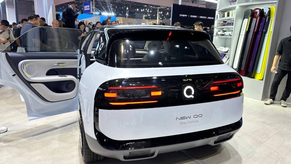 Концепт-кар Chery QQ Qurio сзади сбоку в Шанхае на шанхайском автосалоне 2025