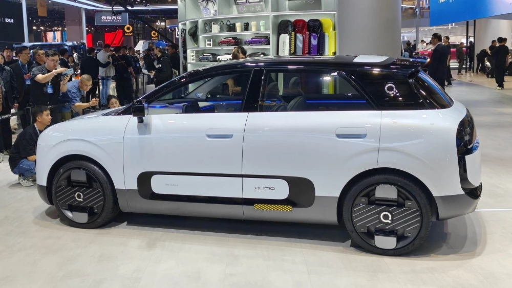 Концепт-кар Chery QQ Qurio сбоку в Шанхае на шанхайском автосалоне 2025
